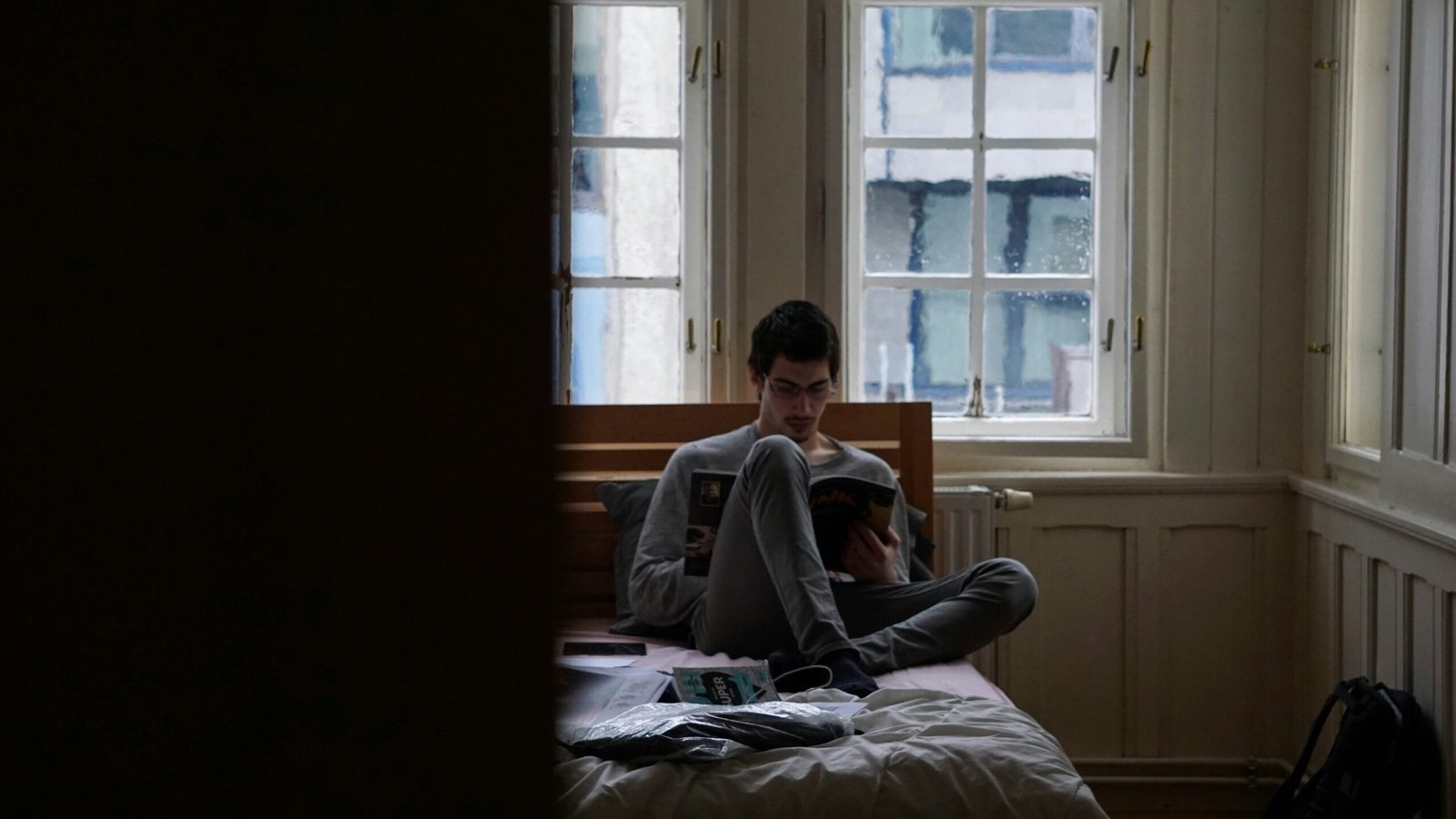 étudiant en train de lire dans son appartement